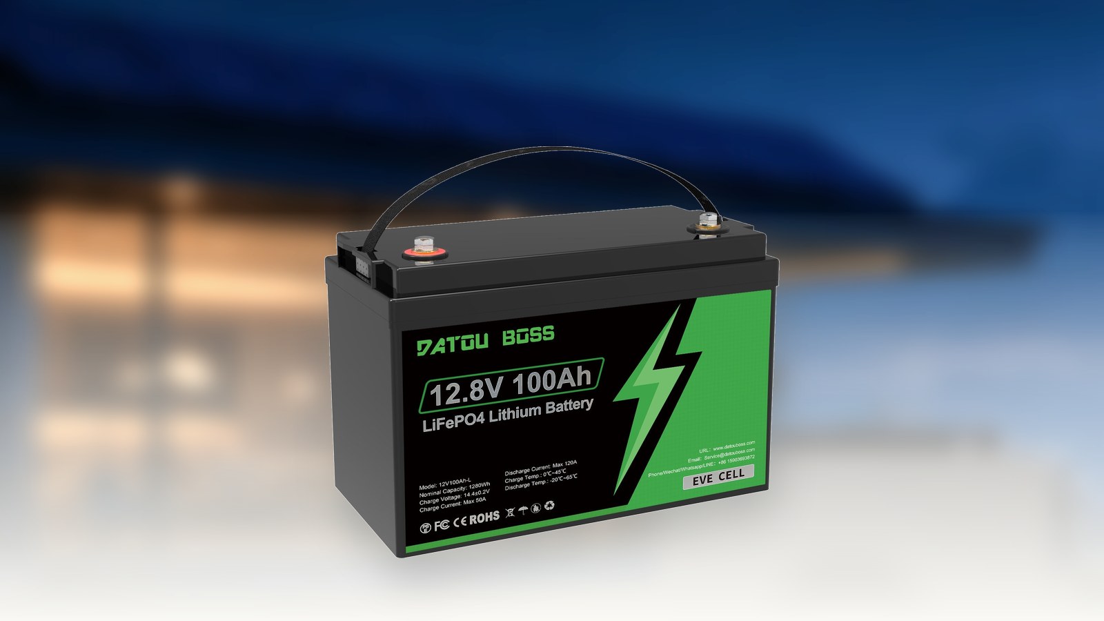 Batterie LiFePO4 12 V 100 Ah devant une toiture équipée de panneaux solaires